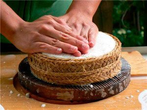Cheese making :: Abelore, agrotourism in rural houses in Navarra, Spain