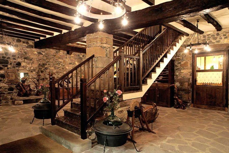 Escaleras interiores de casa rural Jauregia, Aniz, valle de Baztan :: Agroturismos en Navarra