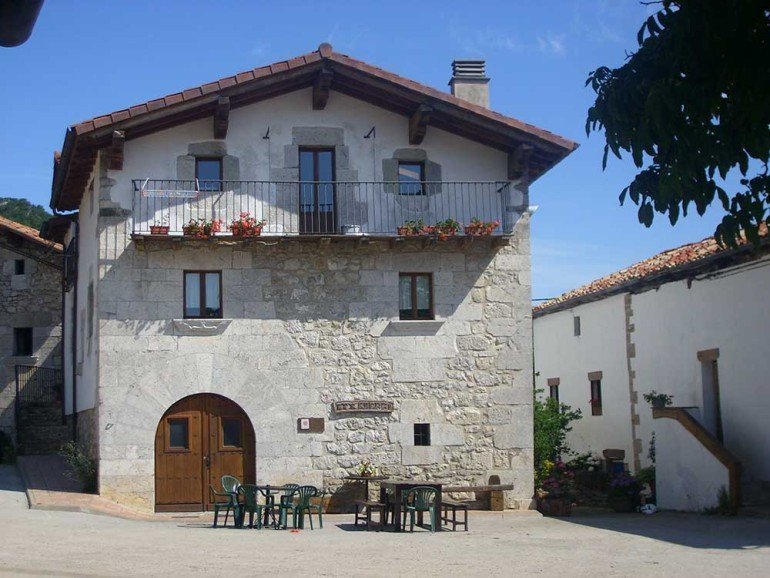 Fachada de casa rural Etxeberri, Goldaratz :: Agroturismo en Navarra