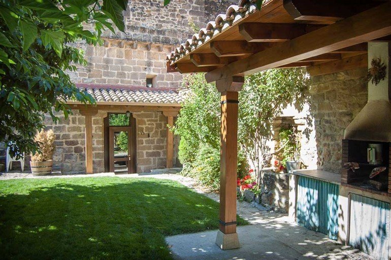 Jardín y barbacoa de casa rural La Sacristana, Lácar, Tierra Estella :: Agroturismo en Navarra