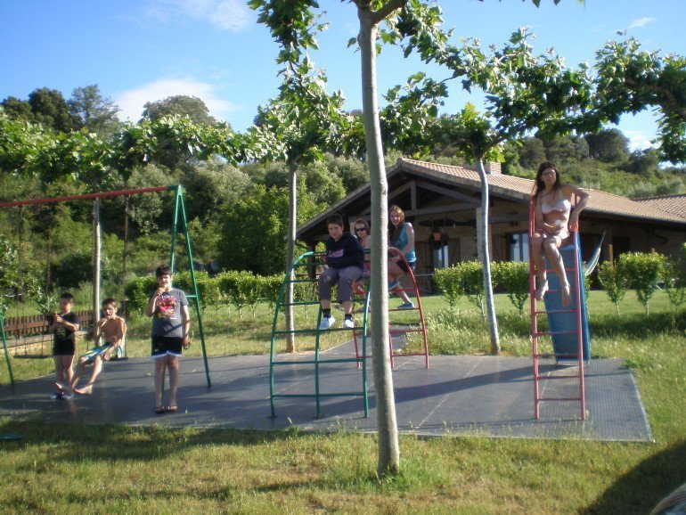 Zona de juegos infantiles en casa rural Haritzalotz, Zurucuáin, Tierra Estella :: Agroturismo en Navarra