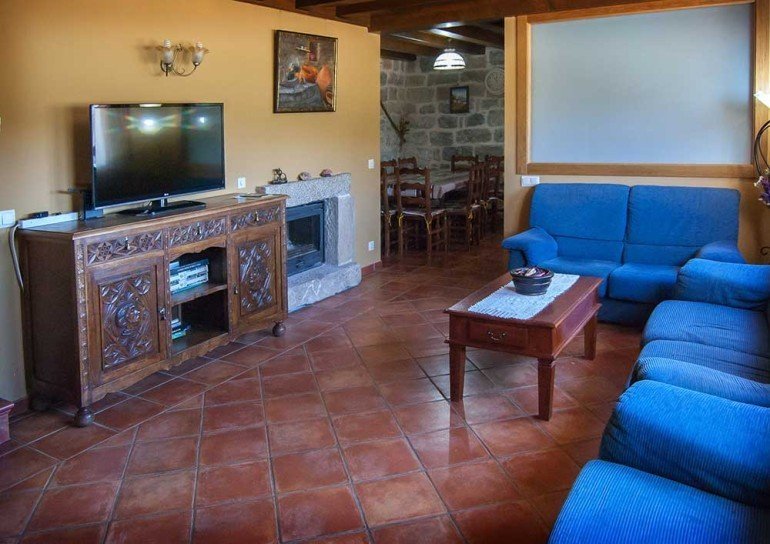 Salón con chimenea en casa rural La Sacristana, Lácar, Tierra Estella :: Agroturismo en Navarra