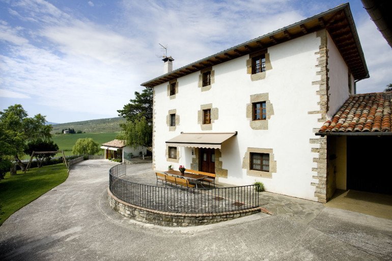 Casa rural Loretxea, Izkue, en las cercanías de Pamplona. Fachada de la casa :: Agroturismo en Navarra
