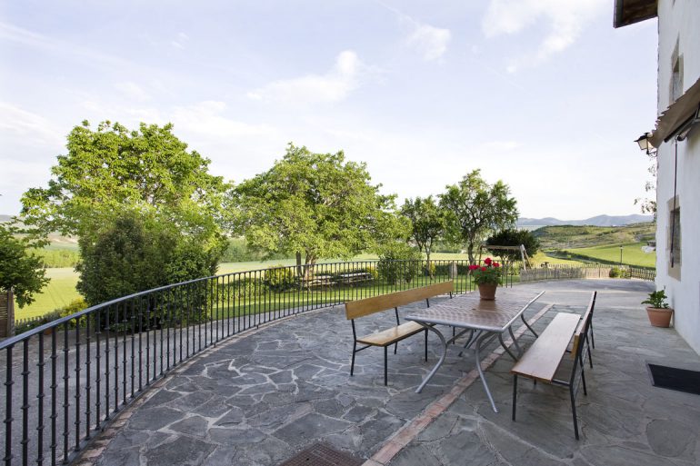 Casa rural Loretxea, terraza :: Agroturismo en Navarra