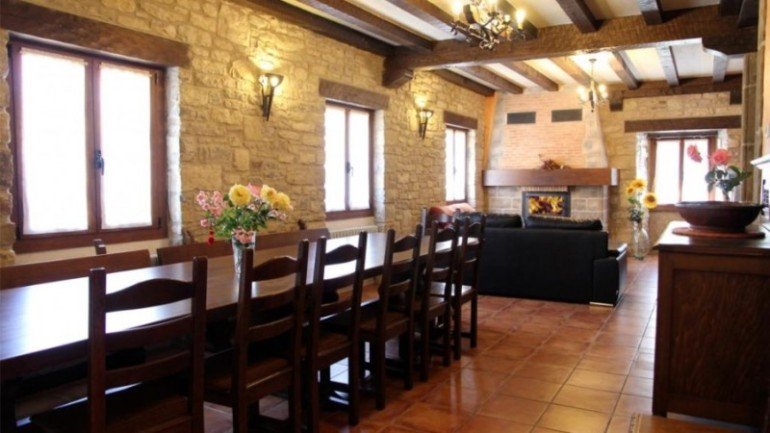 Vista del comedor y salón con chimenea de casa rural Antxitorena :: Agroturismos en Navarra