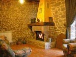 Salón con chimenea en casa rural Ballenea, Erratzu, valle de Baztan :: Agroturismo en Navarra