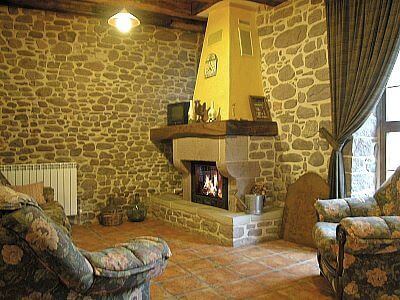 Salón con chimenea en casa rural Kastonea, Erratzu, valle de Baztan :: Agroturismos en Navarra