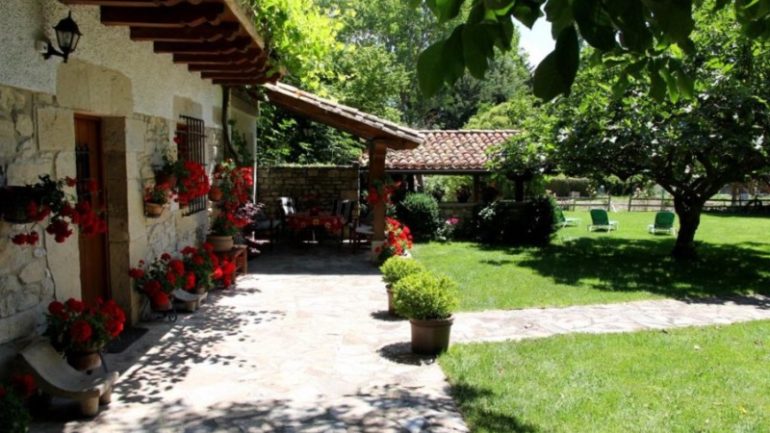 Jardín con barbacoa de Casa Rural Matxiñena :: Abelore, Casas Rurales de Agroturismo en Navarra
