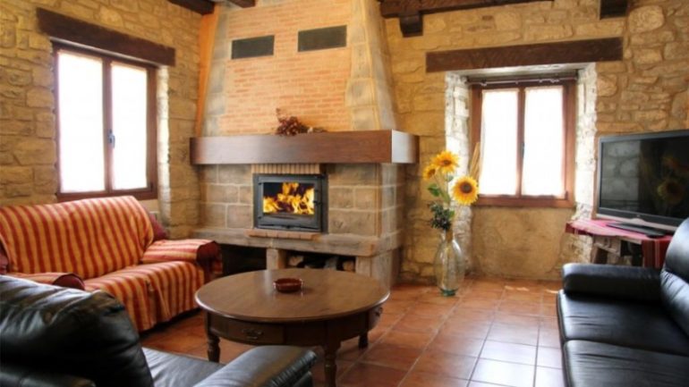 Salón con chimenea en Casa Rural Matxiñena :: Abelore, Casas Rurales de Agroturismo en Navarra