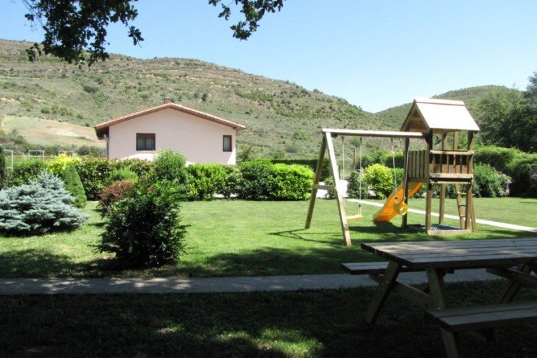 Jardines y zona de juegos infantiles en casa rural Ibarbasoa, Moriones :: Agroturismos en Navarra