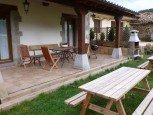 Porche y jardín de casa rural Enarakabi, Urrizelqui :: Agroturismos en Navarra