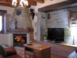 Salón con chimenea en casa rural Enarakabi, Urrizelqui :: Agroturismos en Navarra