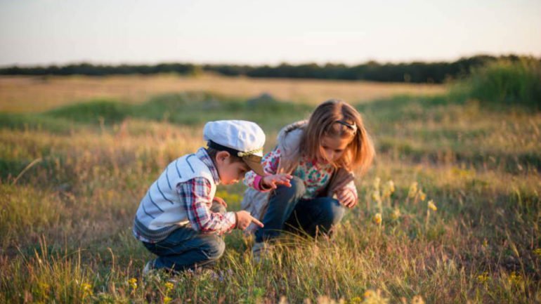 Niños jugando y descubriendo la naturaleza :: Abelore, Casas Rurales de Agroturismo en Navarra